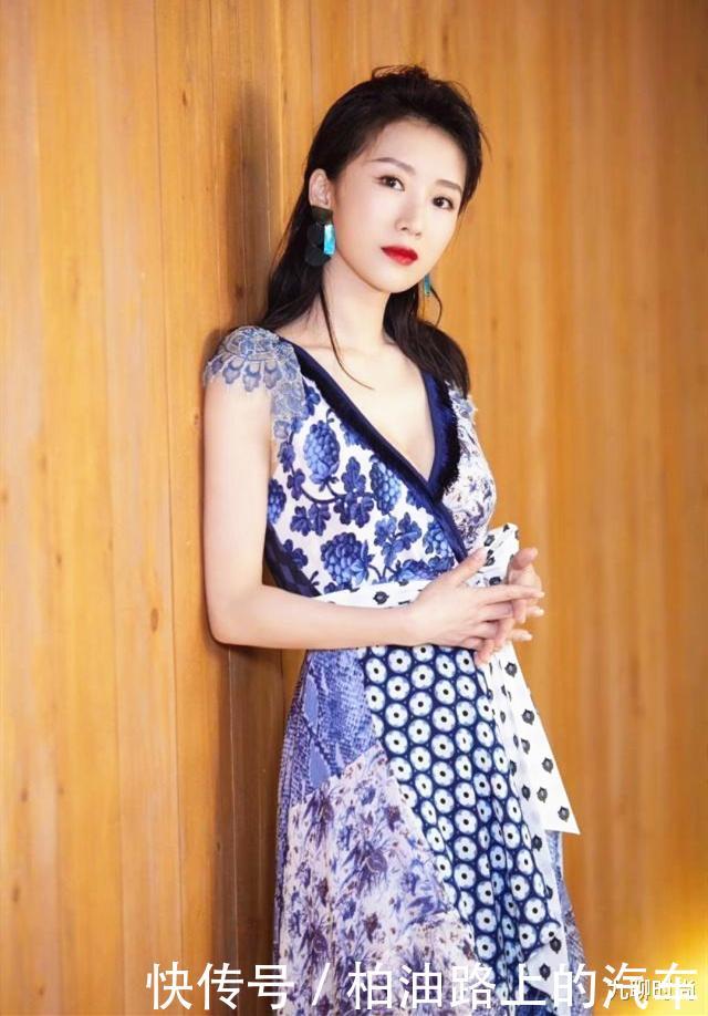 春末:碎花裙的两面性减龄或老气!春末穿“清秀风”碎花裙,优雅清新