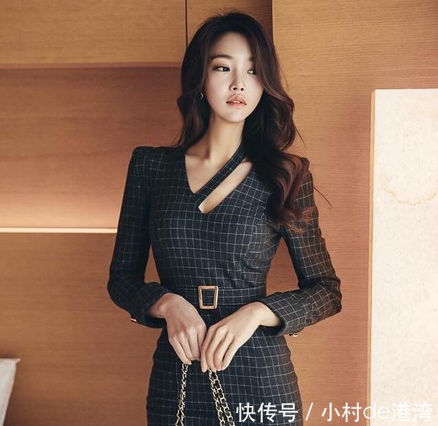 出街游玩选择一件小方格包臀裙，朴正允穿着优雅又有女人味