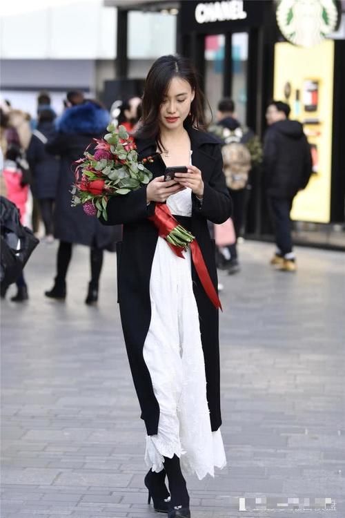  『精致』优雅的姑娘穿着细高跟，不是不怕冷，要搭配显身材的时尚感