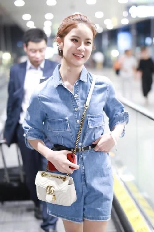  [整套look]赖雨濛简直太美了，扎丸子头搭配牛仔连体裤，意外穿出少女感