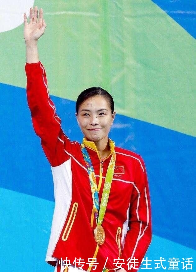 凹凸■34岁吴敏霞在家锻炼,穿紧身裤凹凸大长腿,女儿的表情亮了