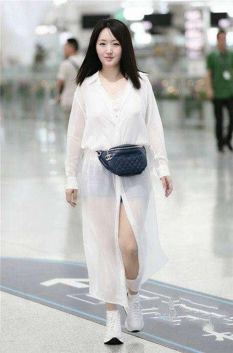 杨钰莹穿的衣服很透明,你怎么看?