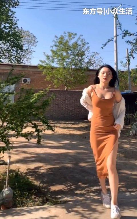 臃肿:微胖美女穿上紧身裙,不显臃肿,凸显“美蛇腰”