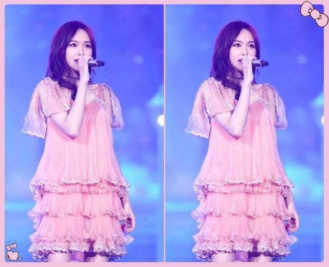 20岁关晓彤撞衫34岁唐嫣，真少女和假少女的差距?