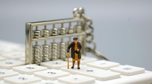  「中人」养老金好消息，这部分人的养老金将一次性补发50%，有你