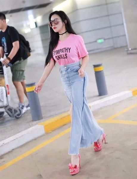 真服了冉莹颖!这牛仔裙被她穿的太紧了,这扣子都快崩开了吧?