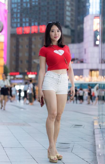  [英姿飒爽]肤白貌美的美女街拍：英姿飒爽的美女，增添几分娇俏动人！