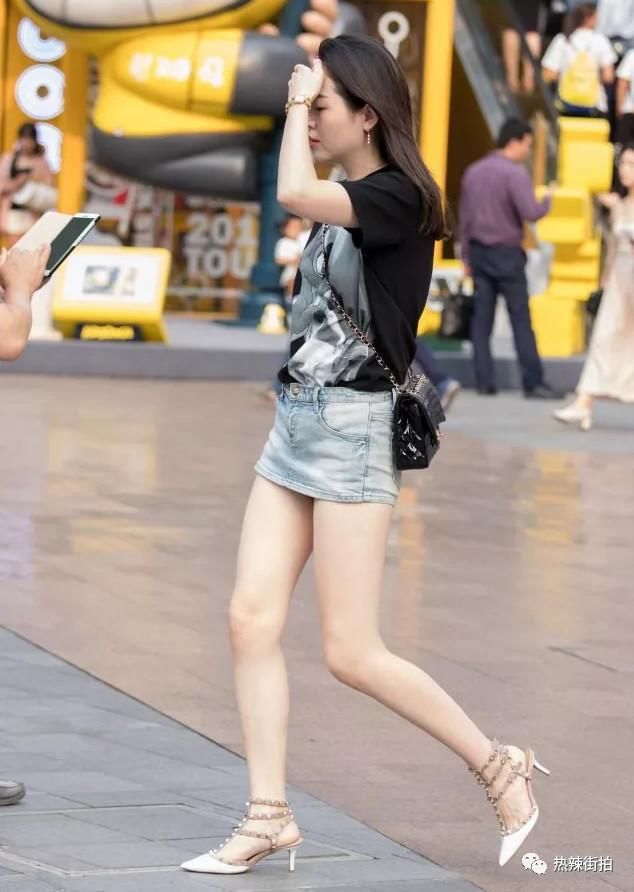 街拍:妹子的筷子腿又白又长，简直黄金比例