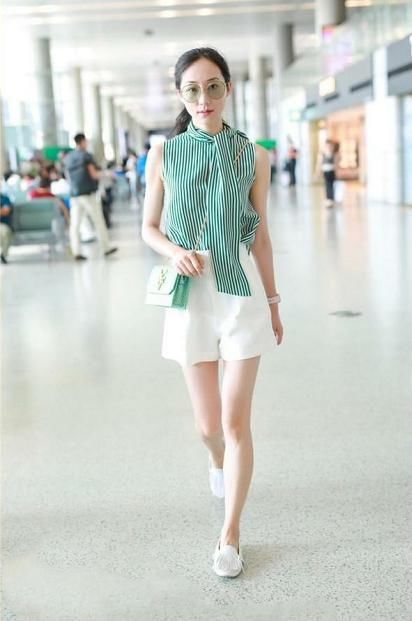 韩雪绿条纹白短裤清新自然，网友：胸前的一道缝是认真的吗？