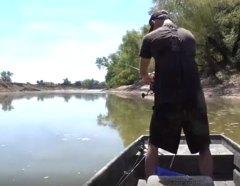 男子河中钓获凶猛鳄嘴鱼,抱起细看后果断带回