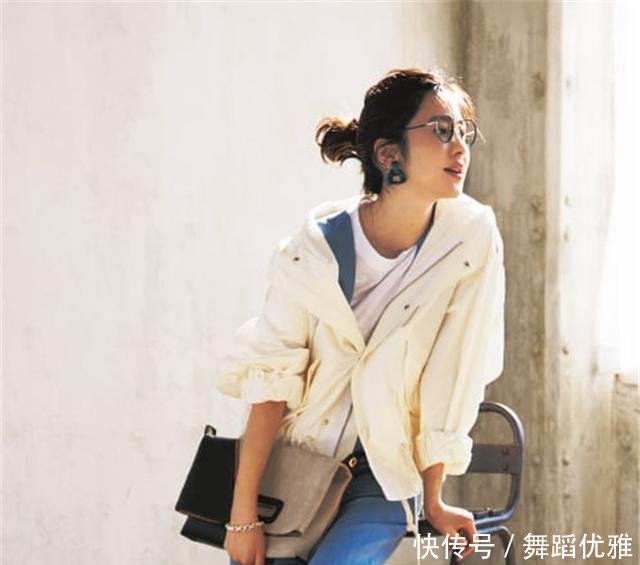  #清洁感#还在高跟鞋配裙子用“运动鞋”搭配不过时，这才是硬核的流行！