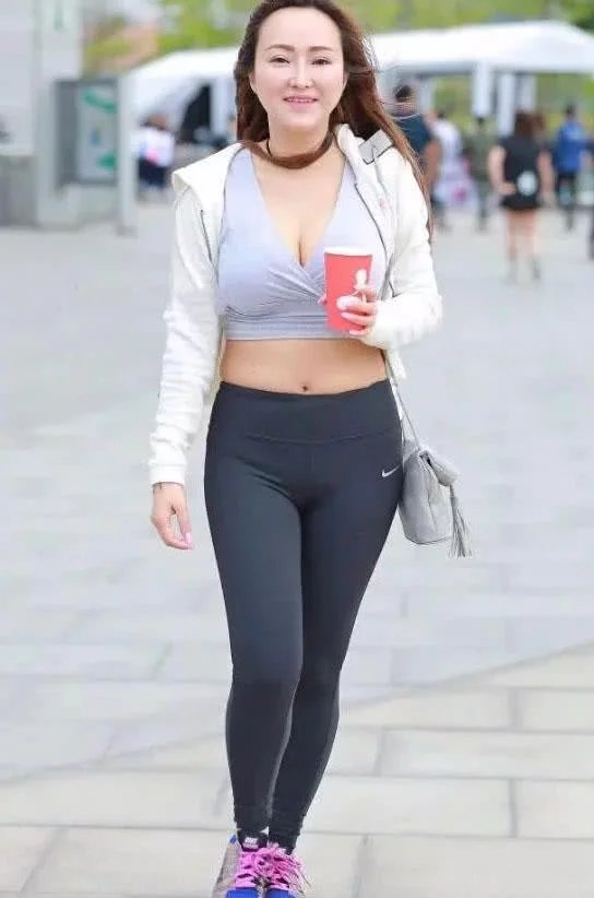 非常自信的成熟少妇，抹胸背心包裹圆滑线条迷翻路人，瑜伽裤紧绷