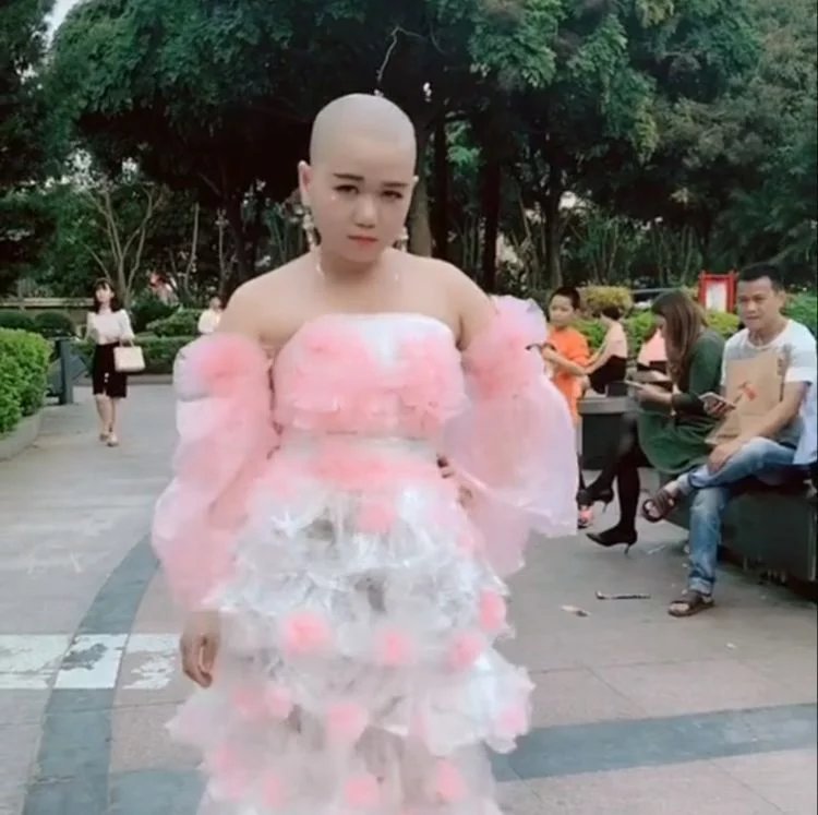 光头女为走红身披塑料袋街头辣眼，最近的网红越来越无底线