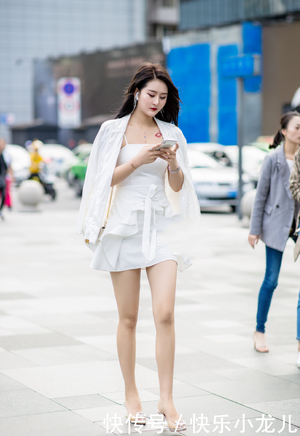  尽显：吊带裙怎么穿？时尚达人吊带裙穿搭分享，尽显女人味，美的很高级
