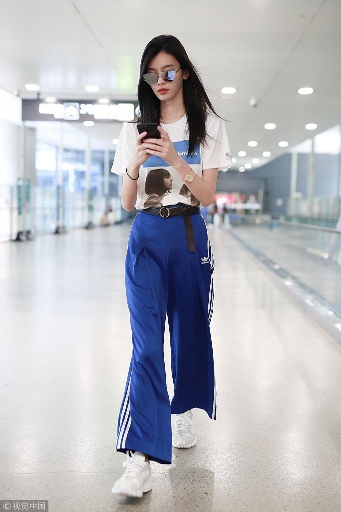 瘦成闪电！奚梦瑶身高178体重不过百减肥成功 纤腰配长腿走路生风