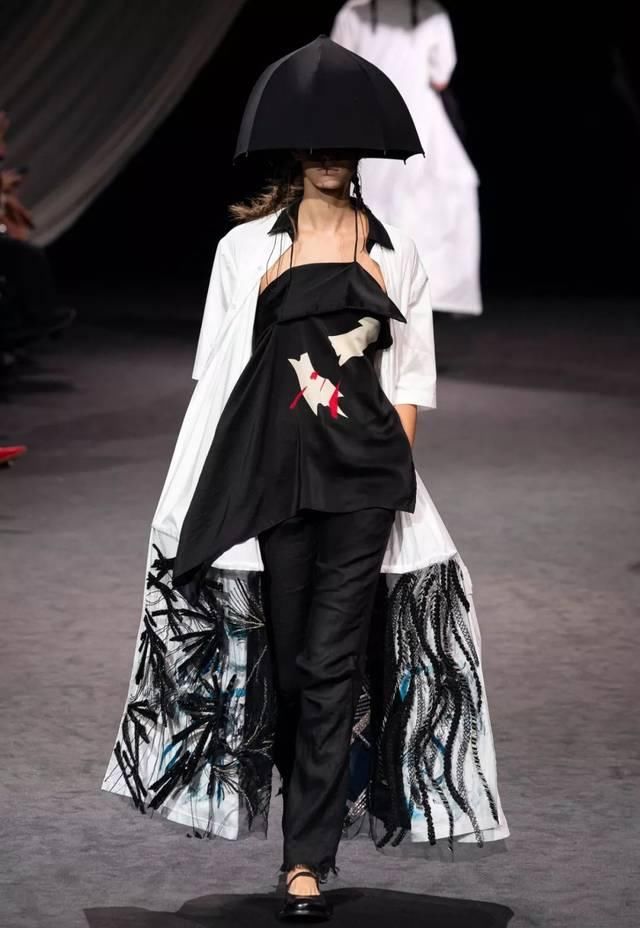  时装秀：Yohji Yamamoto 2020 春夏时装秀：山本耀司的黑色诗意想象