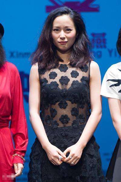 江一燕太大胆了! 薄纱裙印出bra, 网友: 还好穿了安全裤