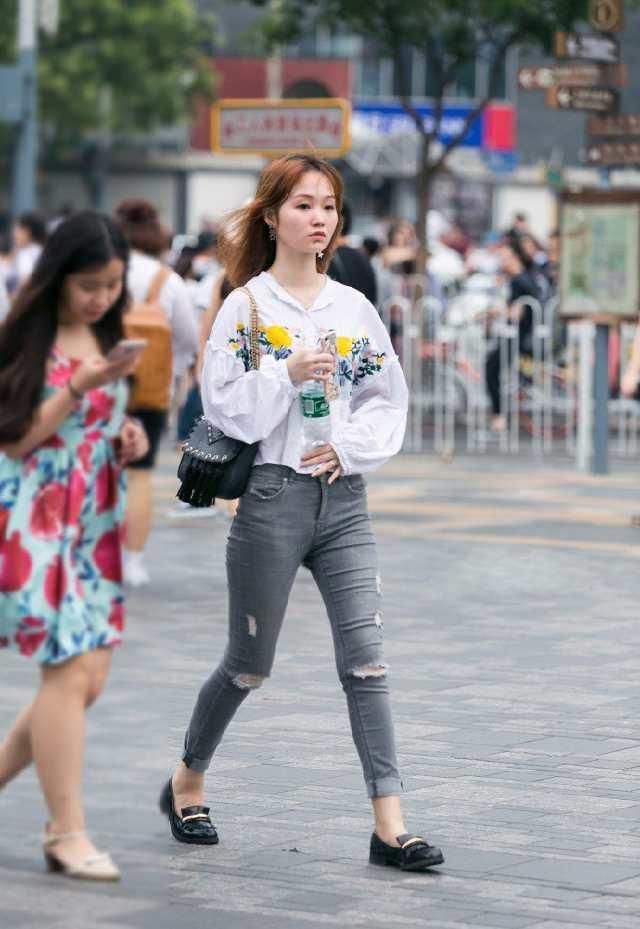 街拍，小姐姐穿紧身瑜伽裤上街，这身材真是让人服气！