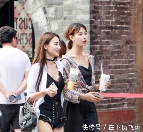  『美女』迷人靓丽的美女街拍：简约不简单的美女，吸引无数目光