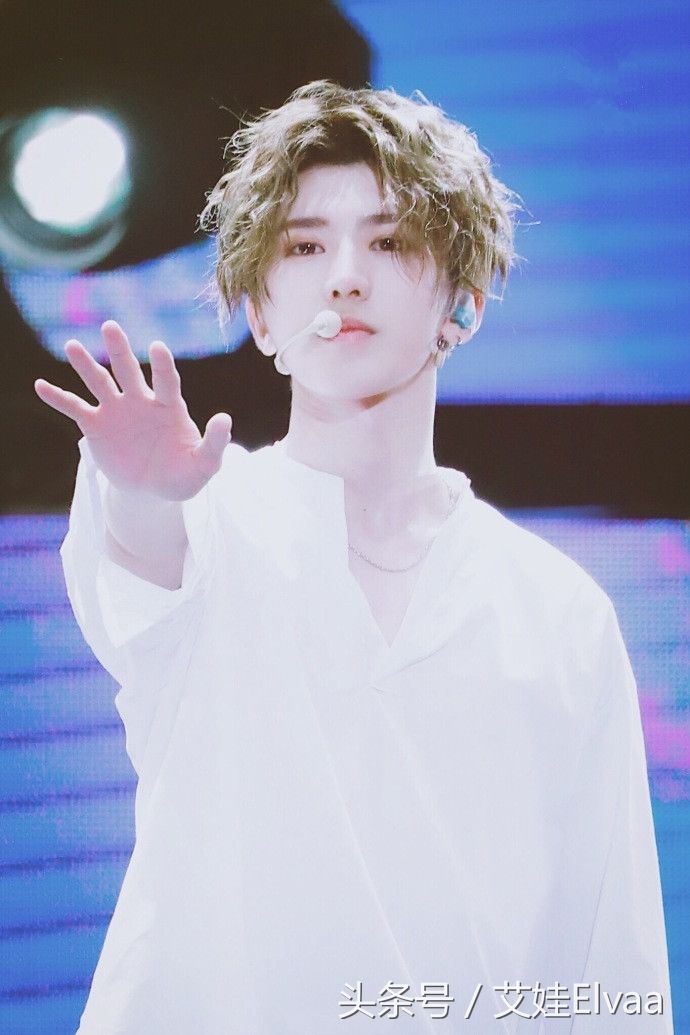 鹿晗，蔡徐坤撞造型，恋爱的鹿晗魅力甜蜜，单身的蔡徐坤性感有型