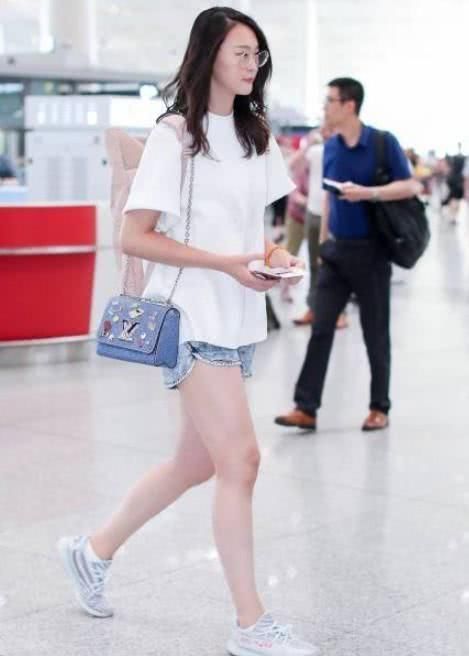 绝对是女神!当惠若琪穿上尖头高跟鞋，美腿显得更加修长了!