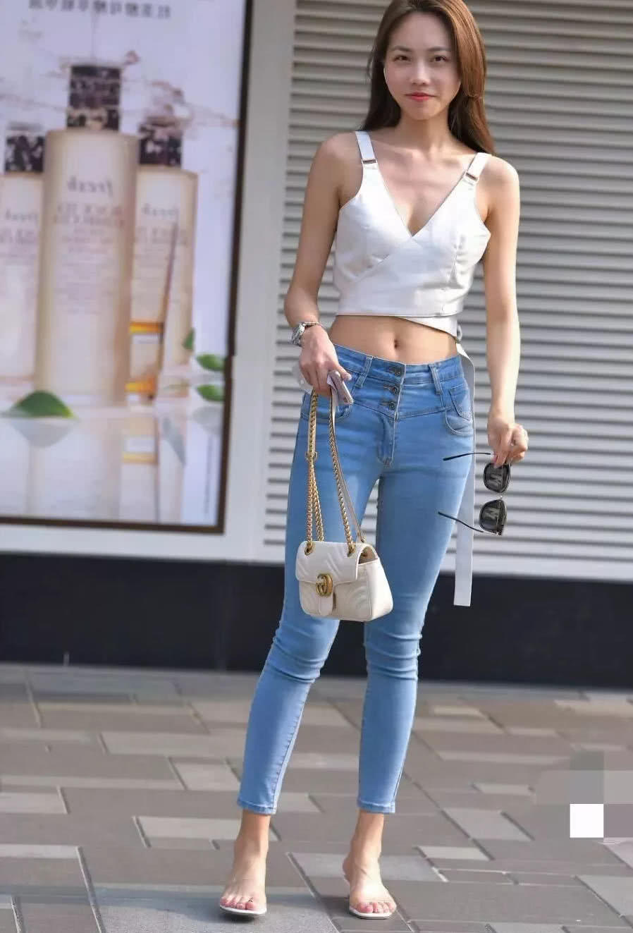 时尚御姐出游,紧身牛仔裤双腿修长,吊带透视装霸气外漏