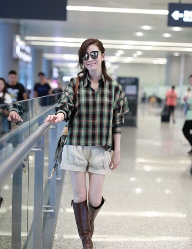 佘诗曼真大胆!波点上衣只穿一半就上台,网友:衣服怎么不好好穿