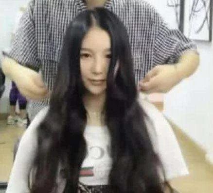 女子为相亲做发型, 剪好后宛若女神, 造型师撩开头发后, 却辣眼睛