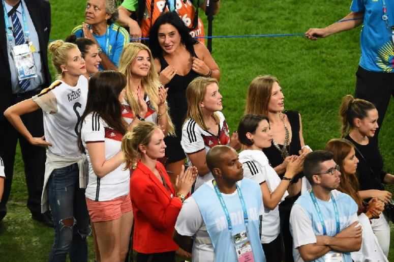 各国世界杯太太团的大合照:论颜值和身材，都盖过了模特