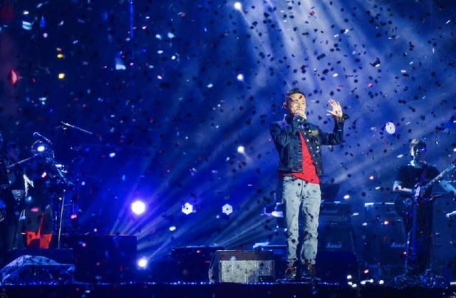 想不到马云竟是个潮男！离开西装革履，他的时髦私服更值得你学习