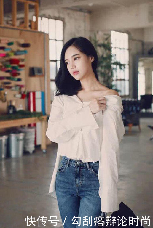 气质女神牛仔裤穿的出紧身裤效果,嘟嘴卖萌自拍很是吸睛!