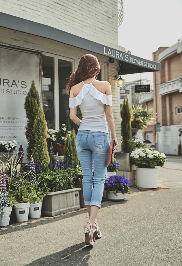 气质出众的牛仔裤美女，身材真好!