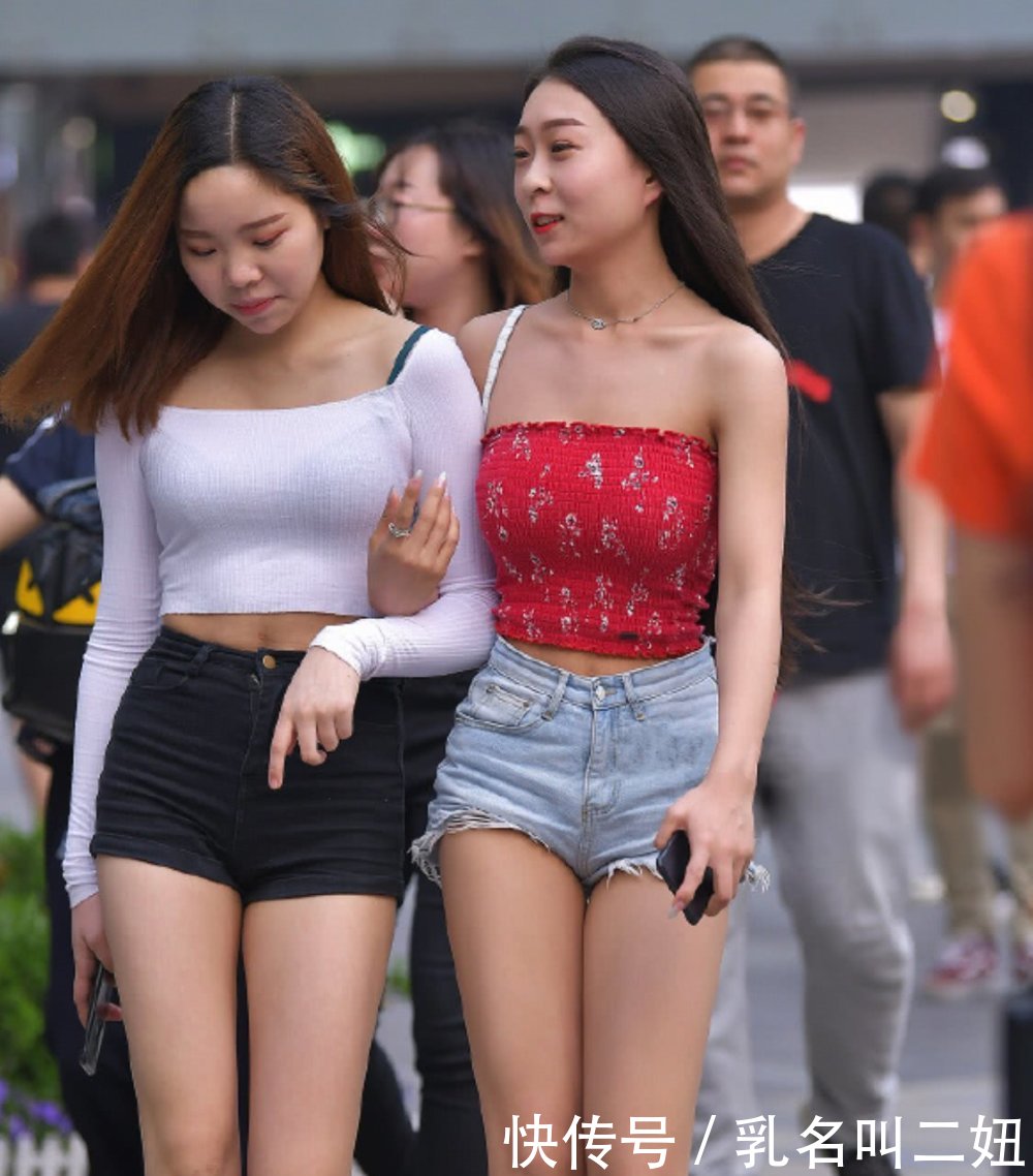 街拍气质迷人个性的美女，打死也不让女友这样穿！