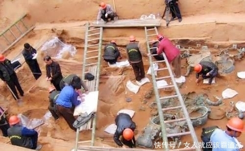  [盗墓贼]千年古墓被盗，盗墓贼偷到一半慌忙退出，专家你看这叫什么墓