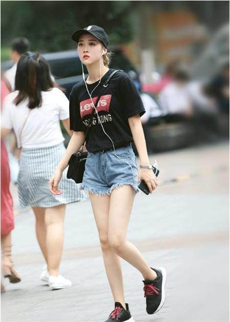 # 美女#迷人性感的美女，修饰不完美的腿部，路人街拍