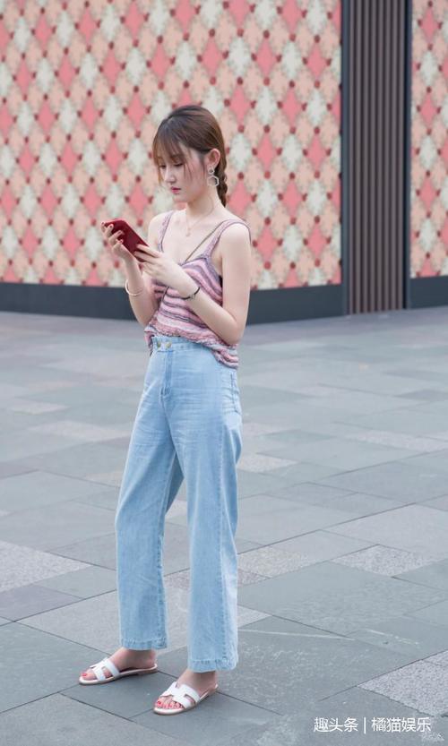 路人街拍，小姐姐穿吊带衫配紧身牛仔裤，身姿靓丽，气质出众！