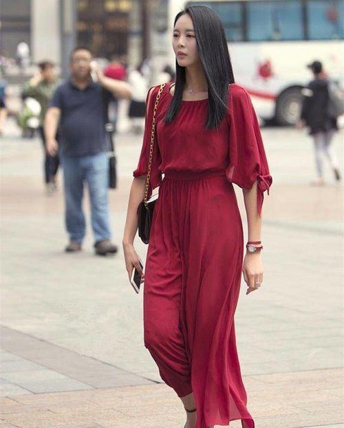 路人街拍,穿抹胸一字肩超短裙,天鹅颈大长腿看不厌!