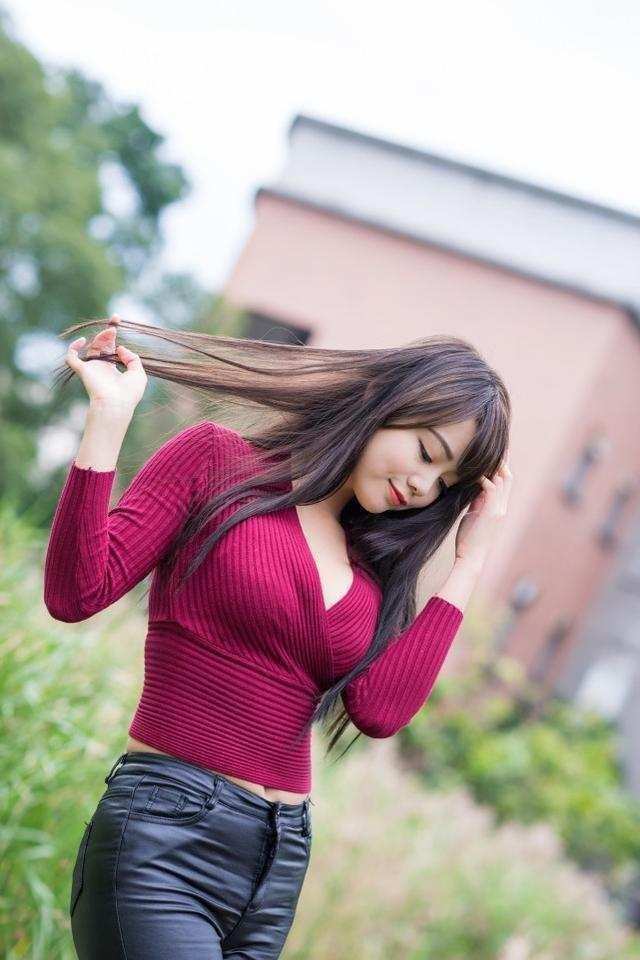 紧身裤藏不住的大长腿,时尚感十足的风格显凸翘好身材