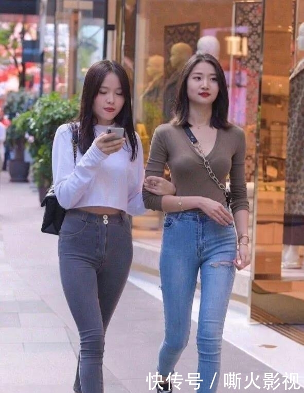  『孩子』两姐妹一起逛街，你猜哪个生过孩子？