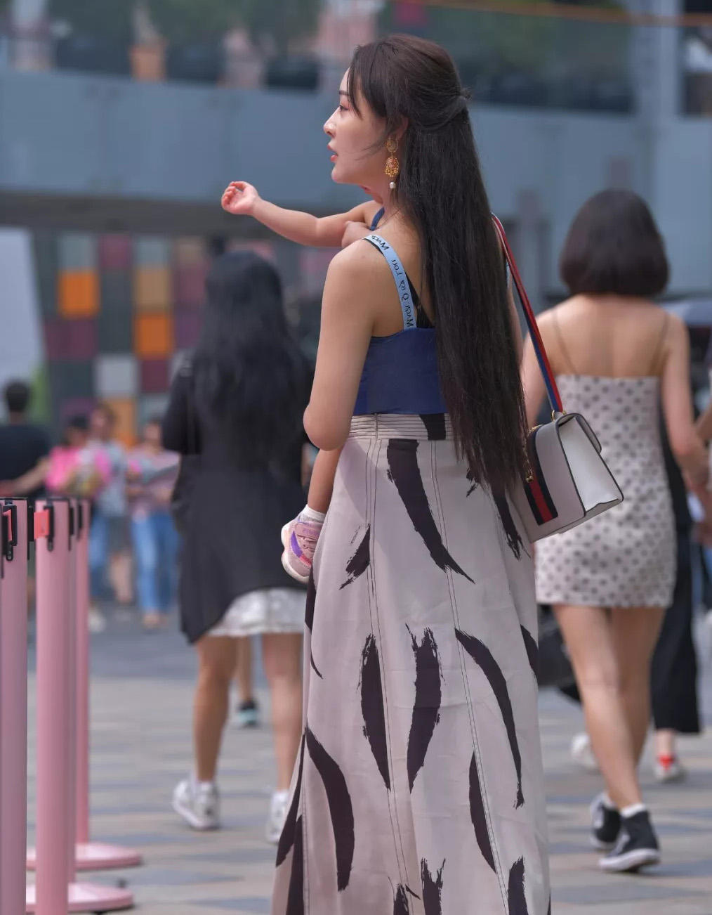 成熟辣妈吊带装美的像一幅画，丰满圆润的身材，美的像一幅油画