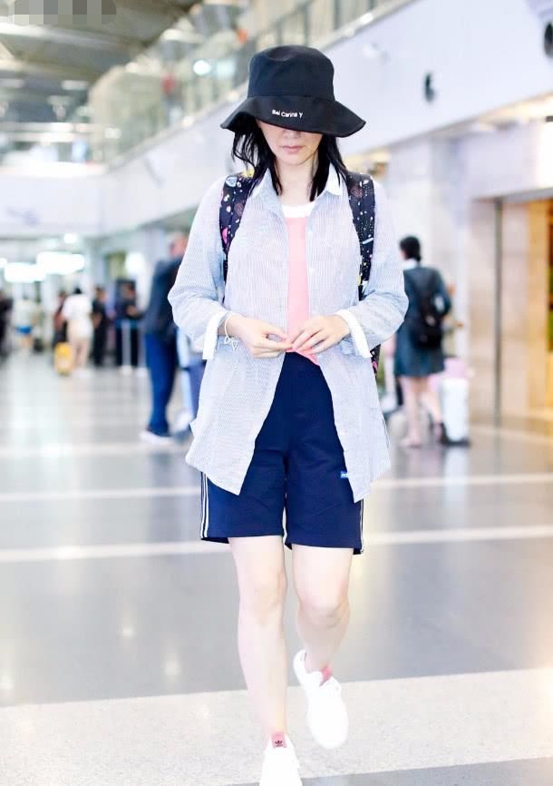 胡可真会玩！身上还背着安吉的书包，还穿着沙溢的“裤子”