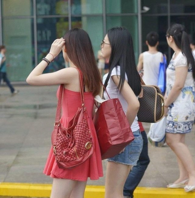 路人街拍, 陪闺蜜逛街的吊带裙美少女, 凹凸身材有看头!
