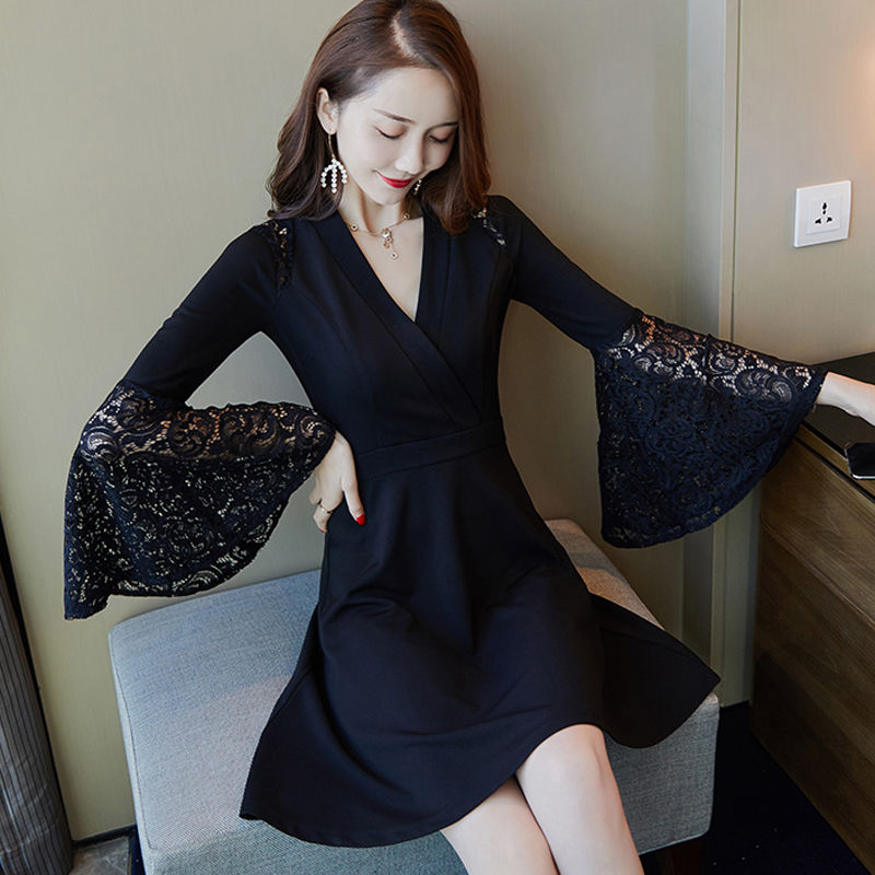 初秋的到来有几分凉意，这样的职场秋装连衣裙，漂亮又不会冷