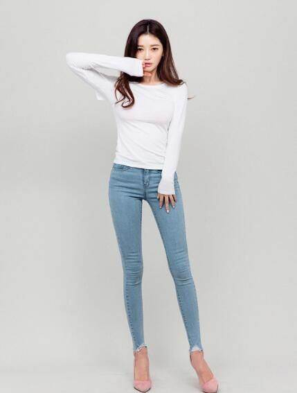 清纯动人的女神，搭配时髦牛仔裤，秀出窈窕的身材！