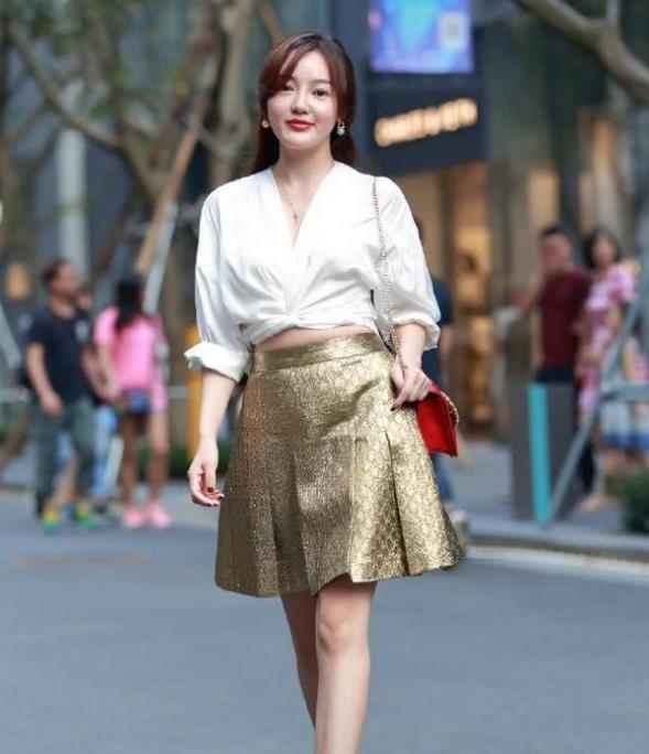 #美女#街拍:气质端庄的美女,一件白色上衣配棕色短裙,时尚优雅气质范