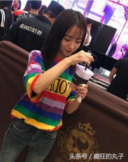 抖音一姐莉哥爆美照，逆天大长腿却成了最大亮点，网友：P的吧