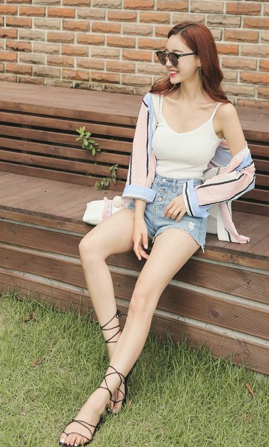 牛仔裤衬托出精美的身材曲线！