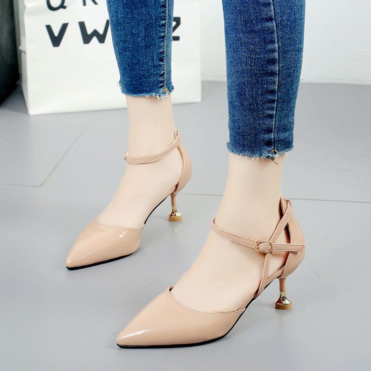 37岁的小姨穿这样的一字扣凉鞋，简直美爆了，女神范十足啊