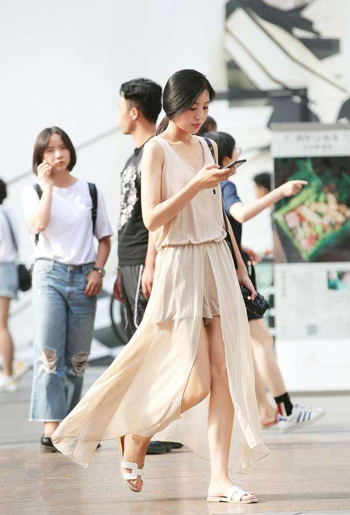 素人街拍: 不规则背心凸显丰满身材, 第四位小姐姐超性感