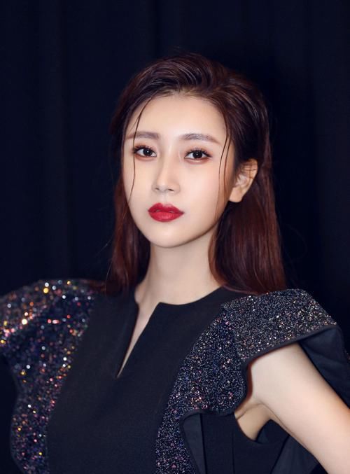  「以黑色为」被楚月的穿搭震撼到了！穿黑色“翅膀”连衣裙配高跟鞋，魅力四射